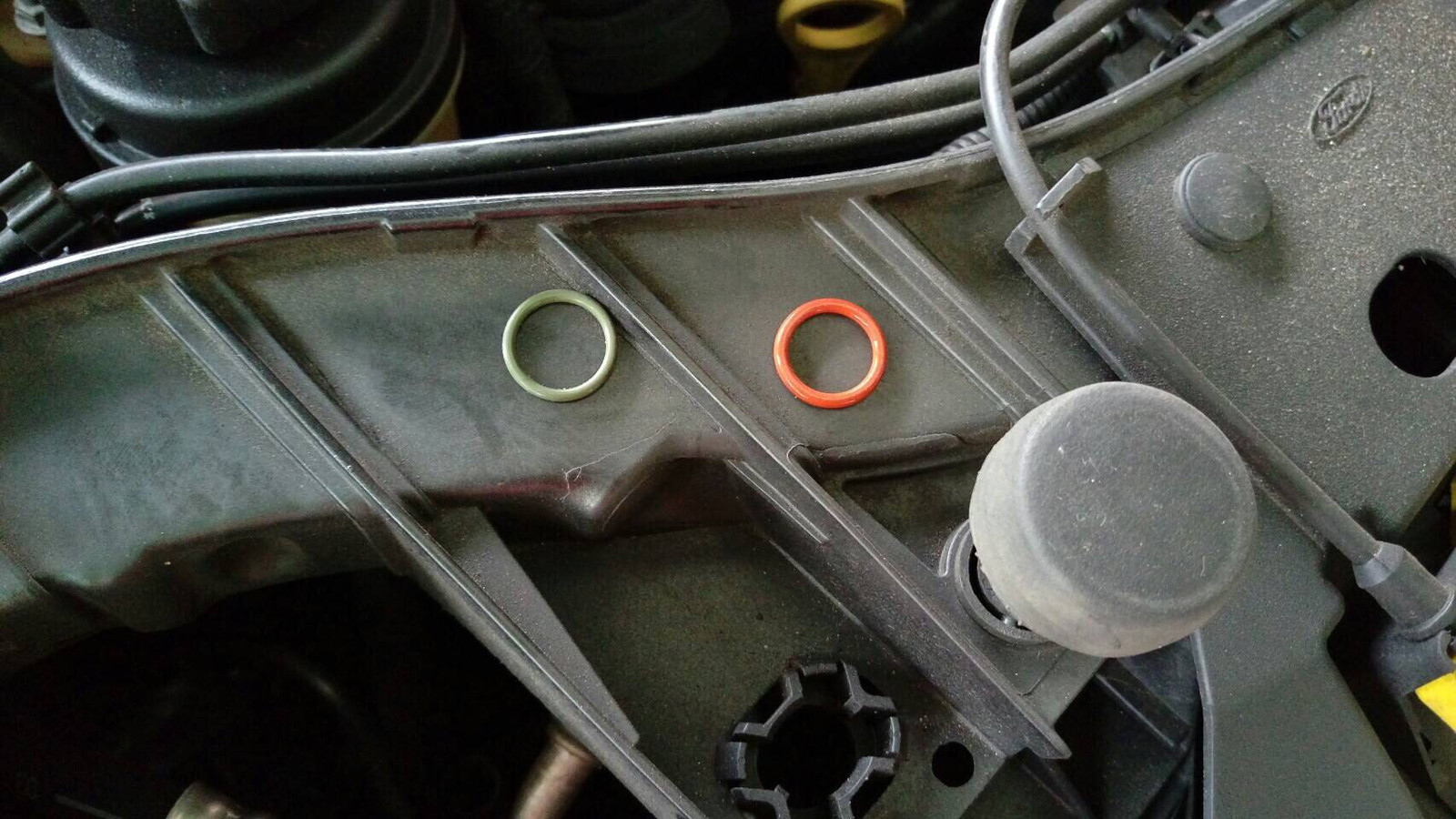 2017 年 FOCUS 冷氣案例中拆下的兩個密封 O-ring。