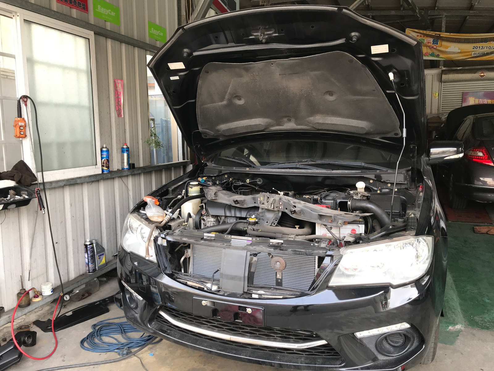 2017 年 Fortis 車頭拆裝與替換冷凝器作業畫面。