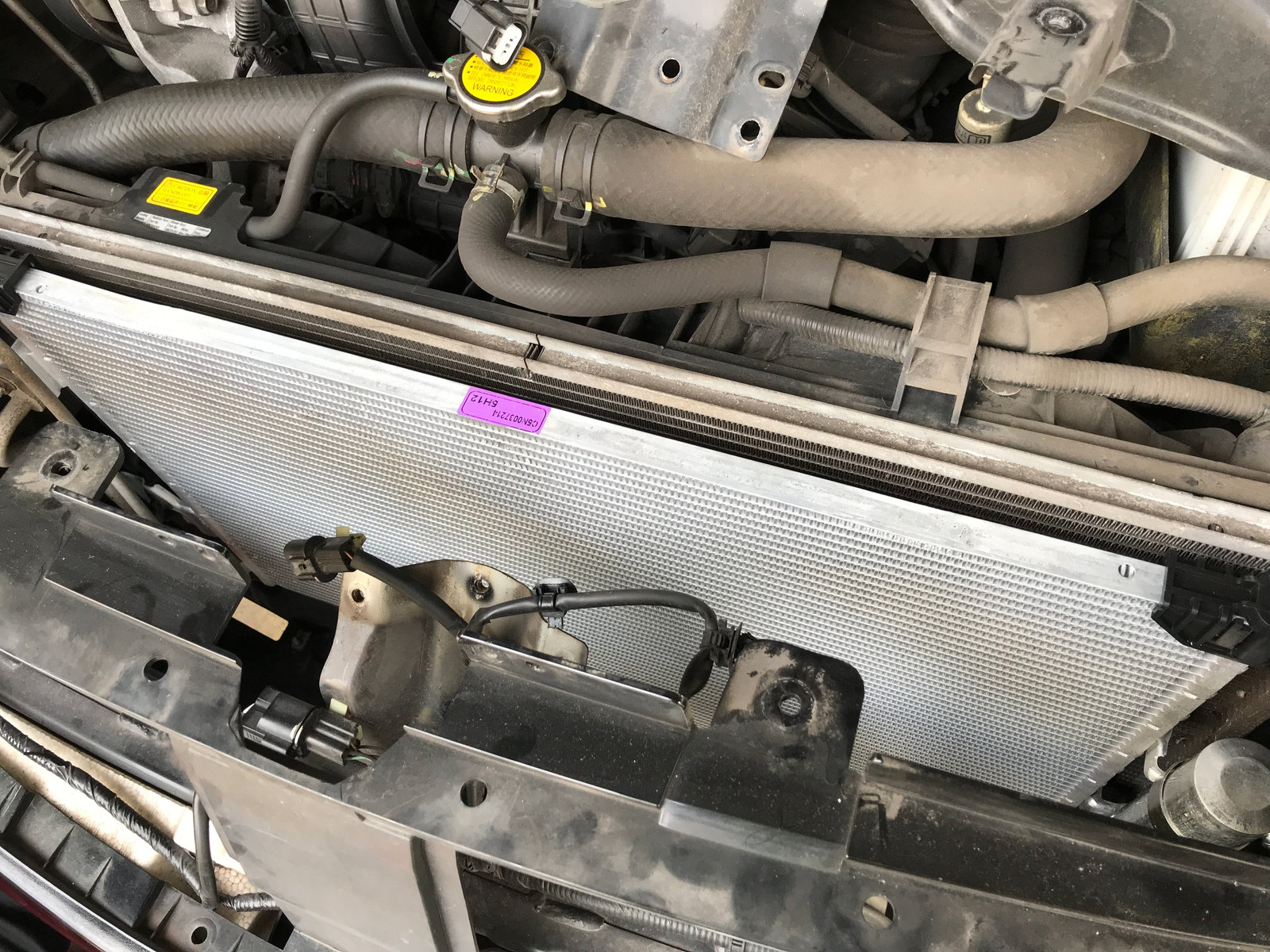 2017 年 Fortis 車頭部位的替換冷凝器安裝近照。