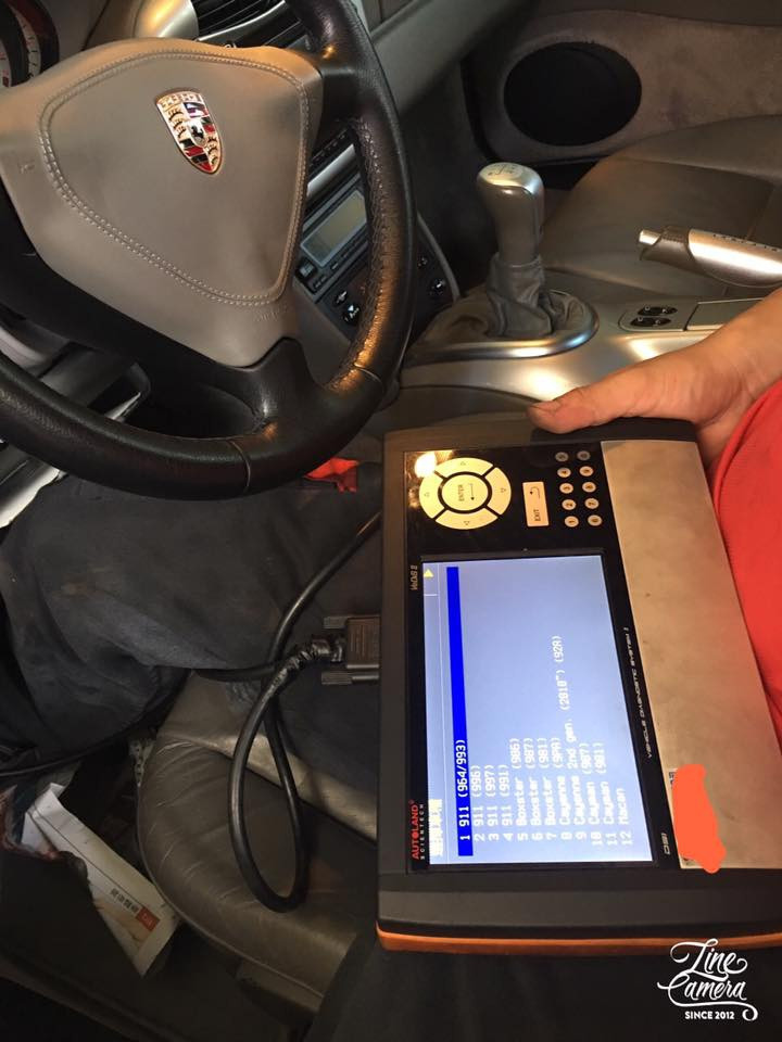 歷史紀錄中，診斷設備連接指定車輛並進入車型選單。