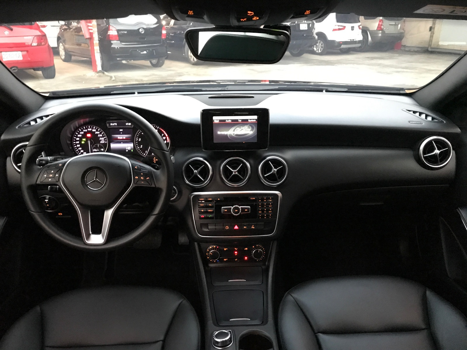 歷史電子診斷案例中的 Mercedes-Benz W176 車內與儀表狀態。